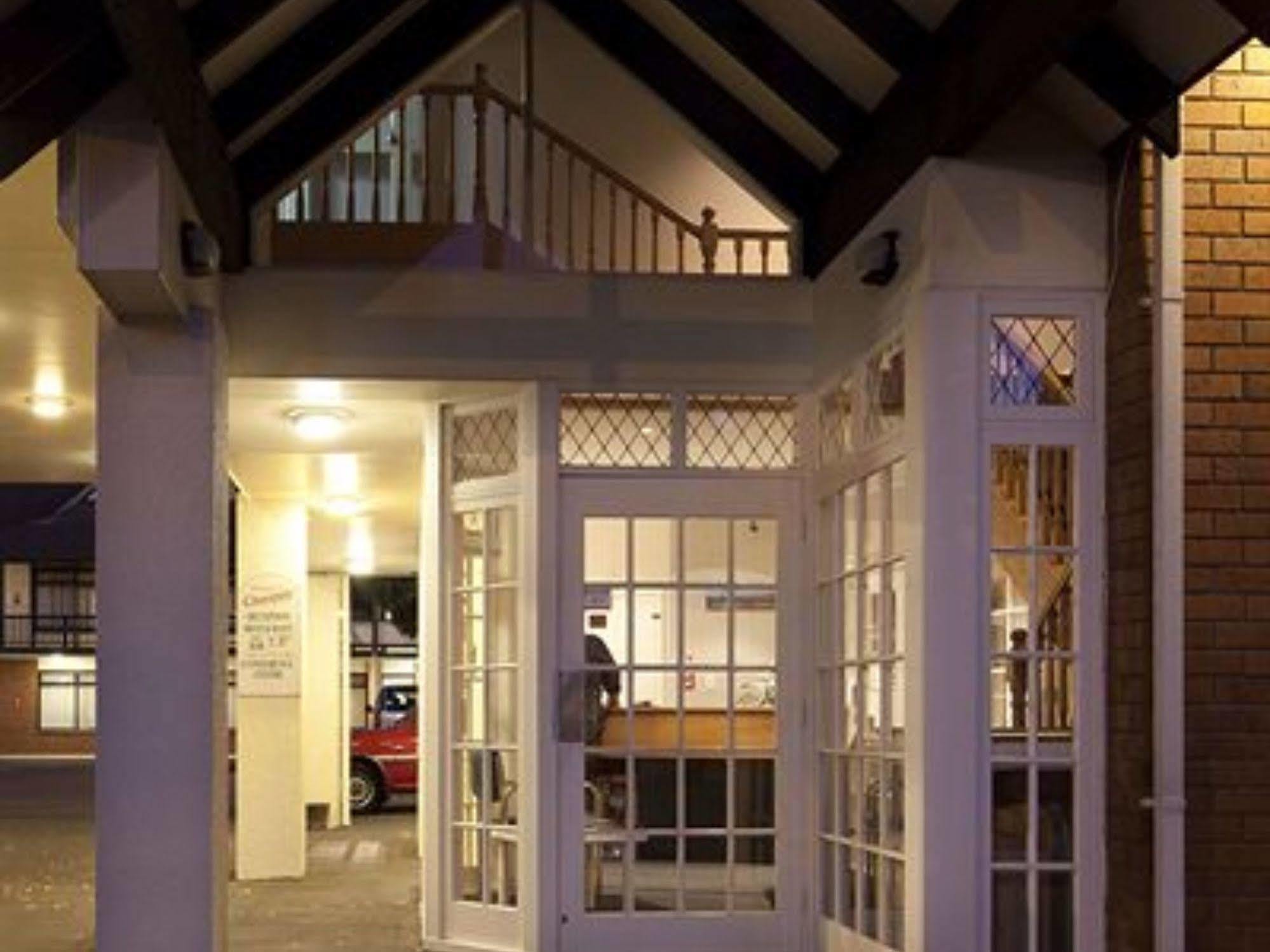 Champers Motor Inn Lower Hutt Extérieur photo