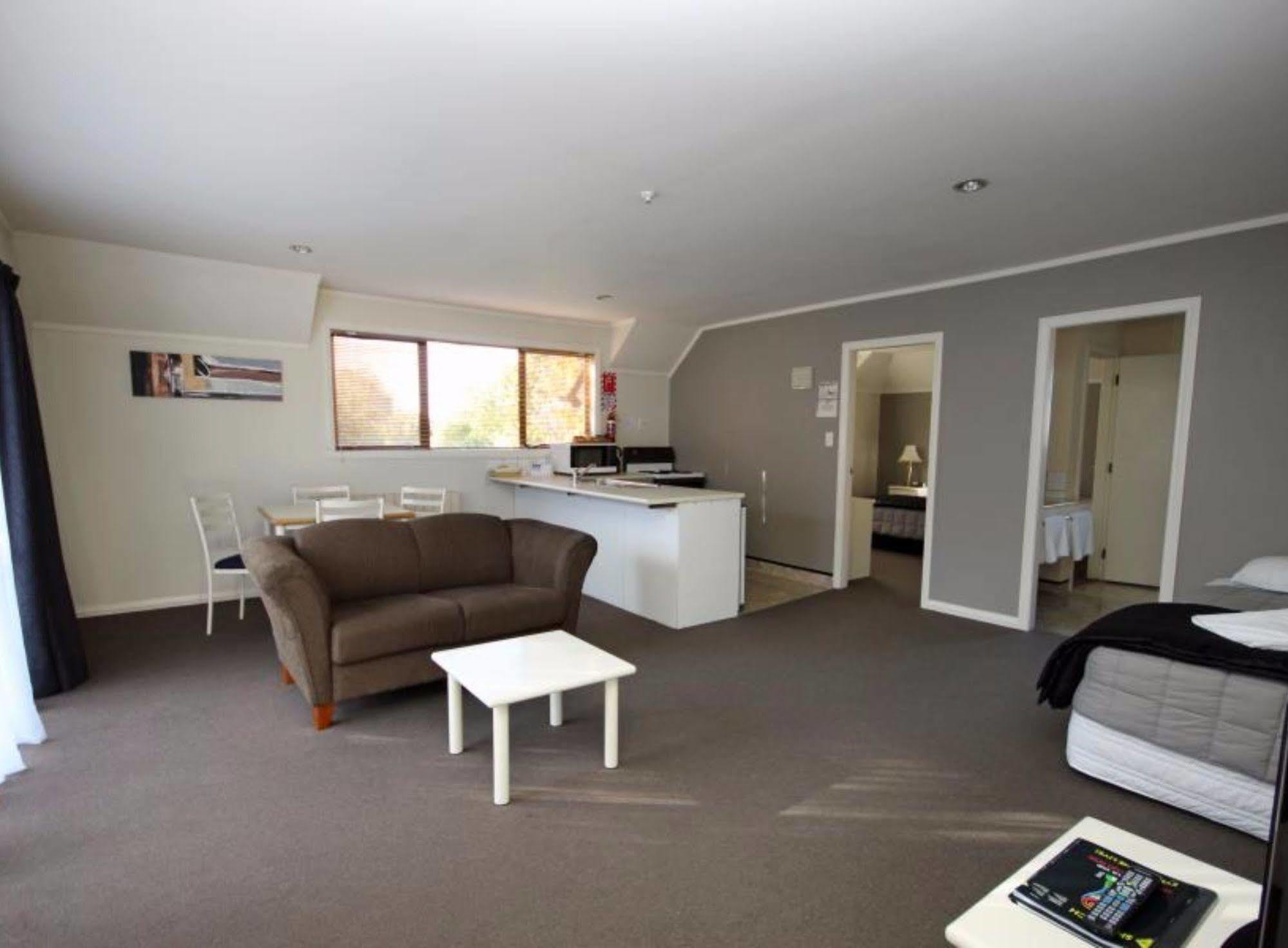 Champers Motor Inn Lower Hutt Extérieur photo