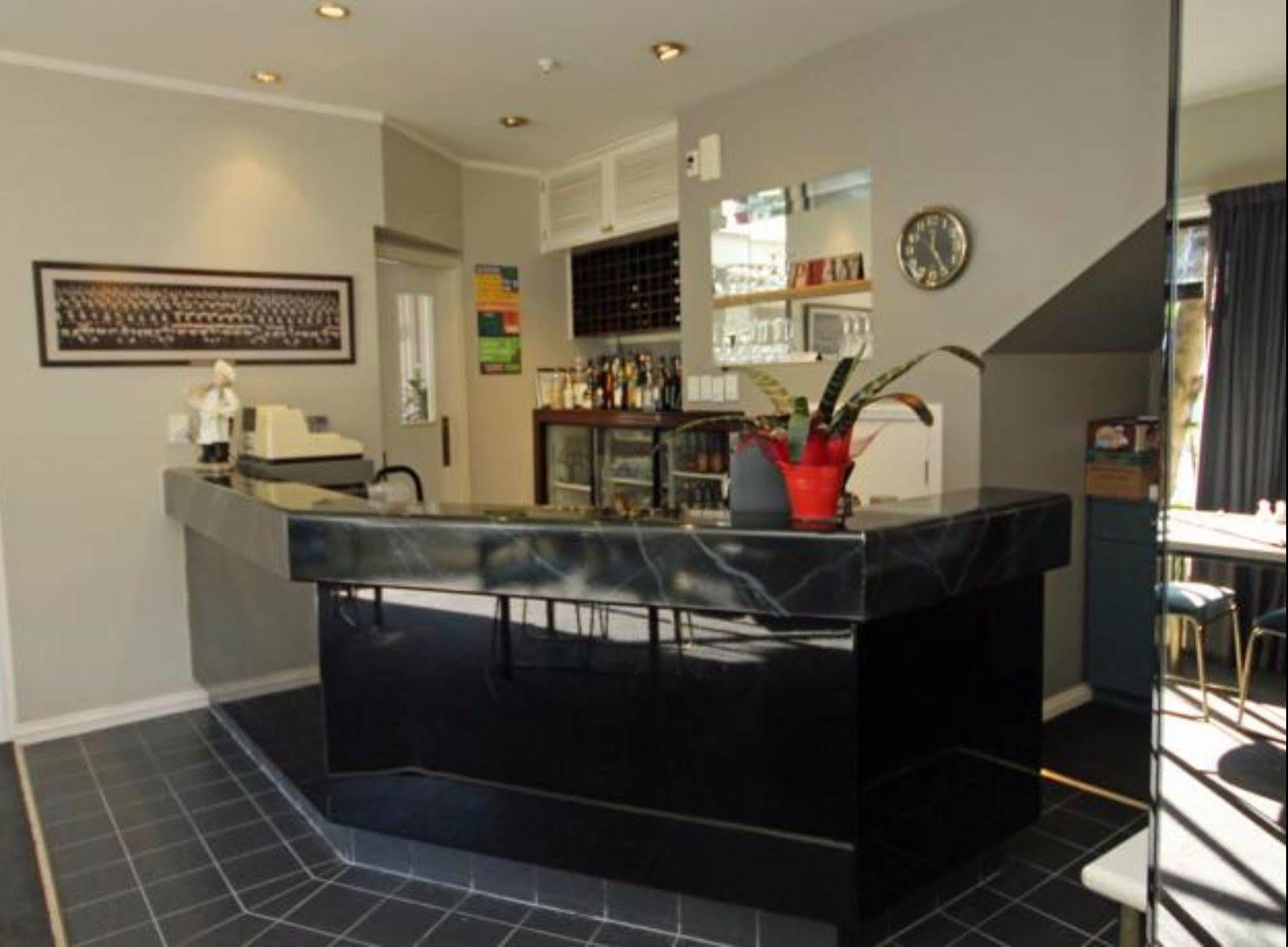 Champers Motor Inn Lower Hutt Extérieur photo